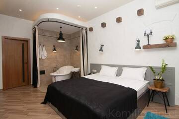 Люкс с кроватью размера «king-size» и балконом в Отеле Komilfo Hotel